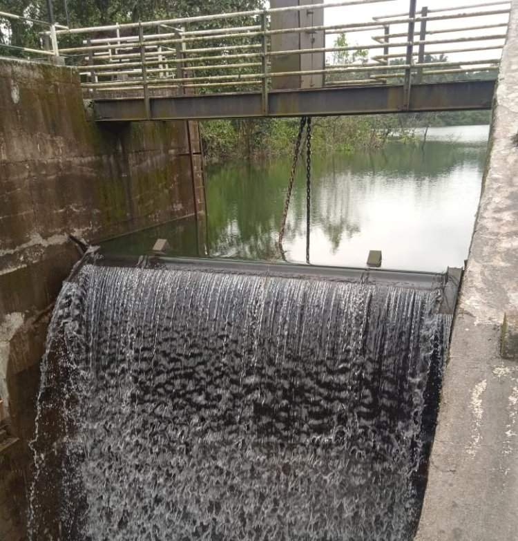 वेंगुर्ला निशाण तलाव पूर्ण क्षमतेने भरलेला असल्‍याने  नागरीकांना पाणी टंचाईची समस्‍या भेडसावणार नाही : मुख्याधिकारी परितोष कंकाळ.