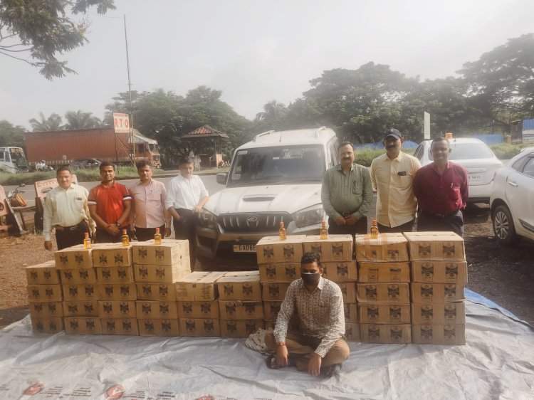 बेकायदा गोवा बनावटीची दारू वाहतूक केल्याप्रकरणी राज्य उत्पादन शुल्क विभागाची कारवाई ; एक जण ताब्यात.  एकूण १३ लाख ८८ हजाराचा मुद्देमाल जप्त.