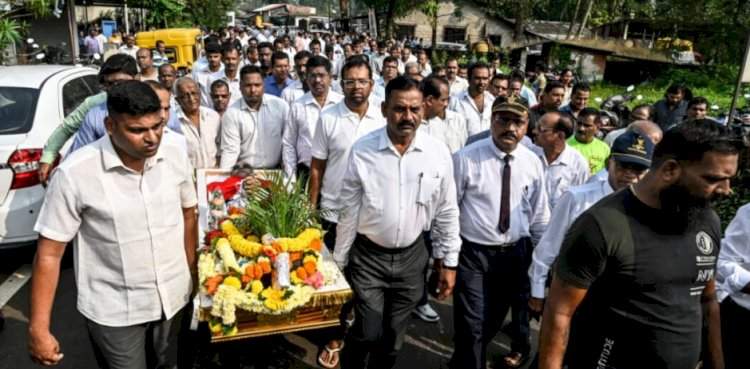 माजी सैनिक संघटनेचे अध्यक्ष सहकाररत्न पी.एफ. डान्टस यांच्या पार्थिवावर अंत्यसंस्कार.