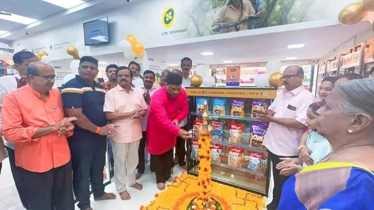 कुडाळ येथील वेलनेस मेडिकल स्टोअरचे आ.वैभव नाईक यांच्या हस्ते उद्घाटन.