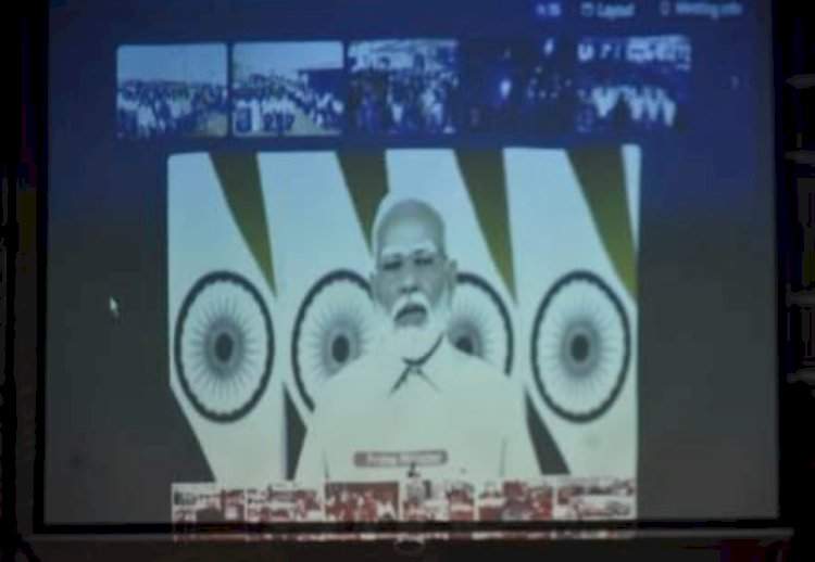 पंतप्रधानांच्या हस्ते 'प्रमोद महाजन ग्रामीण कौशल्य विकास केंद्रा'चे दूरदृष्यप्रणालीव्दारे उद्घाटन.  जिल्हाधिकारी किशोर तावडे यांची उपस्थिती.