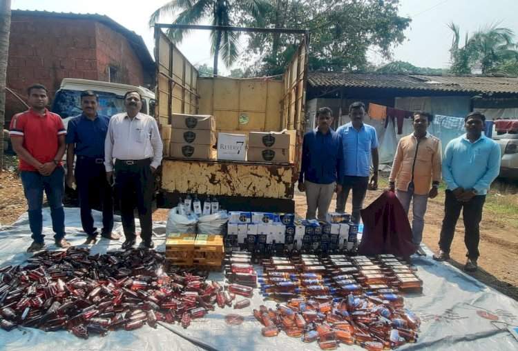 अवैधरित्या परराज्यातील मद्याची वाहतुकी केल्याप्रकरणी इन्सुली राज्य उत्पादन शुल्क पथकाची मोठी कारवाई.  एकूण ९ लाख ७० हजार ९०० रुपयांचा मुद्देमाल जप्त.