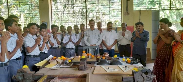 पाटकर हायस्कूल येथे शस्त्रपूजा.