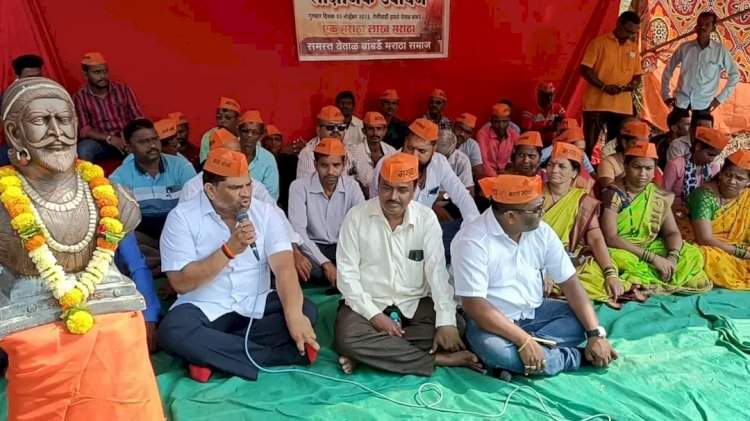 मराठा समाजाच्या ओरोस येथील लाक्षणिक उपोषणाला  आ.वैभव नाईक यांनी उपस्थित राहून दर्शविला पाठींबा  वेताळबांबर्डे येथील मराठा समाजाच्या उपोषणात झाले सहभागी.