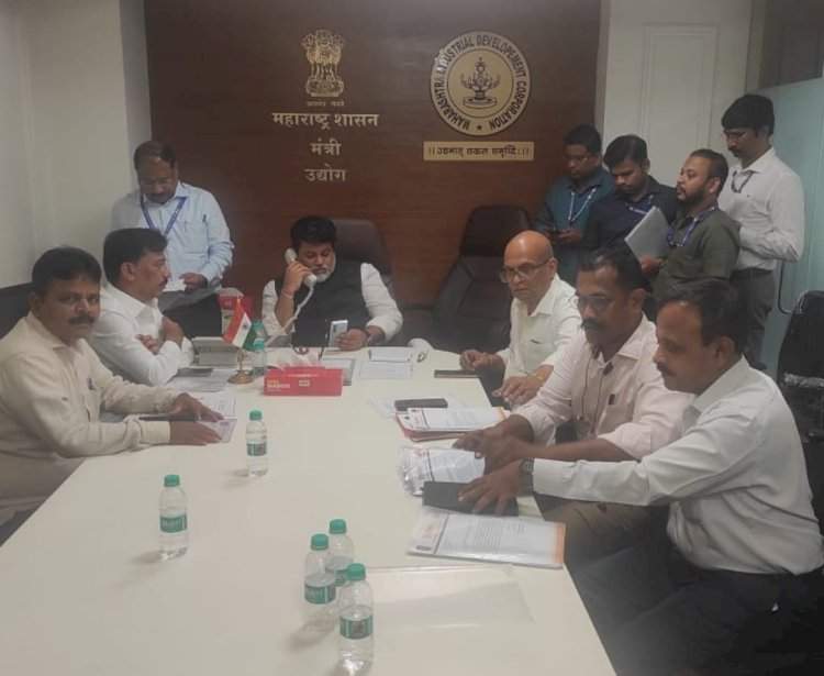 परुळे विमानतळ नजीक मिनी एम.आय.डि.सी. स्थापन करा.  माजी सभापती निलेश सामंत यांनी उद्योग मंत्री उदय सामंत यांची घेतली भेट.