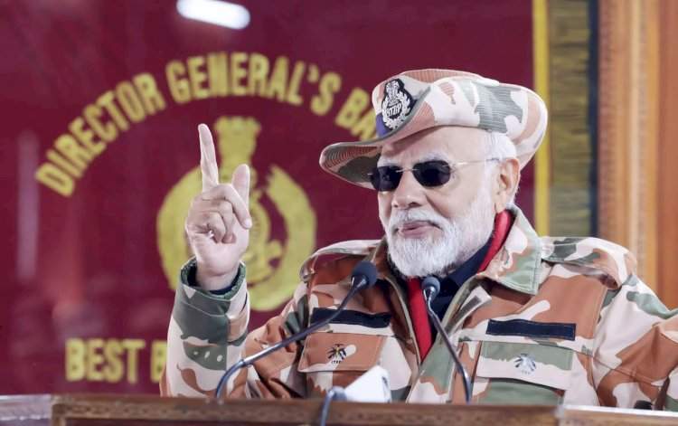 पंतप्रधान नरेंद्र मोदींनी लष्कराच्या जवानांसोबत साजरी केली दिवाळी.