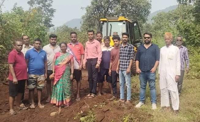 असनिये येथील बीएसएनएल फोरजी टॉवरचे सरपंच रेश्मा सावंत यांच्या हस्ते भूमिपूजन.