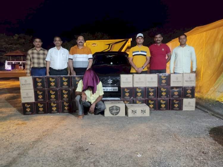 मळेवाड येथे बेकायदेशीर दारू वाहतूक प्रकरणी एकाला अटक.  एकुण १० लाख २४ हजाराचा मुद्देमाल जप्त.