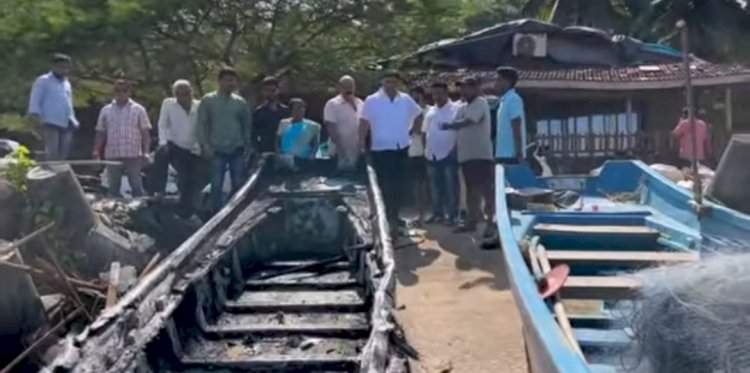 चिवला बीच येथे अल्बर्ट फर्नांडिस यांच्या जळालेल्या बोटीची आ. वैभव नाईक यांनी पाहणी करून केली आर्थिक मदत.