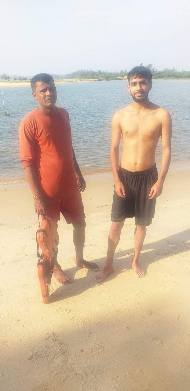 रेडी येथे पाण्याच्या प्रवाहाने वाहत जाणाऱ्या विदेशी पर्यटकाला वाचवण्यात यश