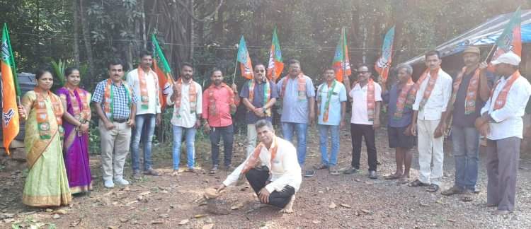 वेंगुर्ला तालुक्यात खा. विनायक राऊत यांच्या हस्ते टेलिफोन टाॅवर भूमिपूजना पुर्वी सर्व ठिकाणी भाजपाच्या वतीने भूमिपूजन.    केंद्रीय मंत्री नारायणराव राणे यांच्या प्रयत्नातून वेंगुर्ला तालुक्यात २२ टाॅवर मंजूर झाल्यावर फुकाचे श्रेय घेण्यासाठीच खा. विनायक राऊत यांची धडपड ;  भाजपाचा आरोप.