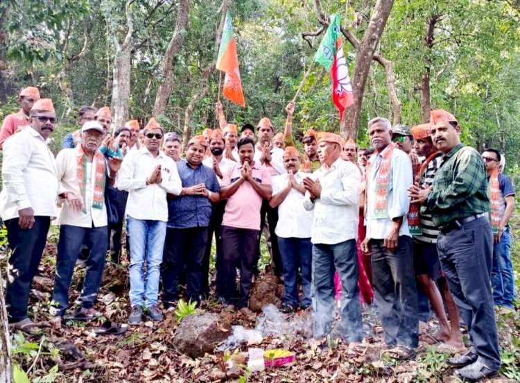 वेंगुर्ला तालुक्यात खा. विनायक राऊत यांच्या हस्ते टेलिफोन टाॅवर भूमिपूजना पुर्वी सर्व ठिकाणी भाजपाच्या वतीने भूमिपूजन.    केंद्रीय मंत्री नारायणराव राणे यांच्या प्रयत्नातून वेंगुर्ला तालुक्यात २२ टाॅवर मंजूर झाल्यावर फुकाचे श्रेय घेण्यासाठीच खा. विनायक राऊत यांची धडपड ;  भाजपाचा आरोप.