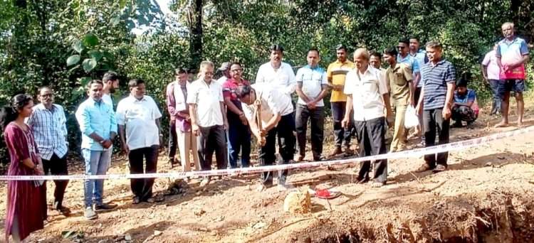 वेंगुर्ला तालुक्यात खा. विनायक राऊत यांच्या हस्ते टेलिफोन टाॅवर भूमिपूजना पुर्वी सर्व ठिकाणी भाजपाच्या वतीने भूमिपूजन.    केंद्रीय मंत्री नारायणराव राणे यांच्या प्रयत्नातून वेंगुर्ला तालुक्यात २२ टाॅवर मंजूर झाल्यावर फुकाचे श्रेय घेण्यासाठीच खा. विनायक राऊत यांची धडपड ;  भाजपाचा आरोप.