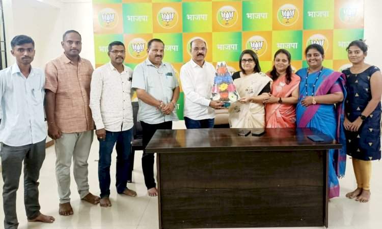 भाजपा महिला मोर्चा प्रदेश उपाध्यक्षा आम्रपाली साळवे व प्रदेश सचिव शिल्पाताई मराठे यांचे जिल्हाध्यक्ष प्रभाकर सावंत यांनी केले स्वागत.