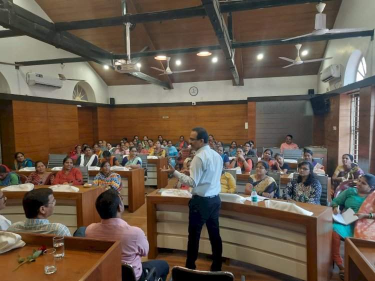 वेंगुर्ला येथे सिंधुरत्‍न समृद्ध योजने अंतर्गत बचत गटातील महिलांना मार्गदर्शन मेळावा संपन्‍न.