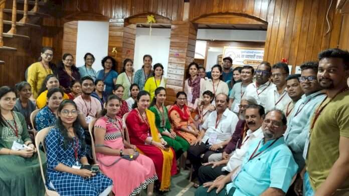 सर्वांच्या उत्स्फूर्त सहभागातून व्यापारी मेळावा यशस्वी करूया : जिल्हा कार्यवाह नितीन वाळके, मालवण व्यापारी संघ अध्यक्ष उमेश नेरूरकर.  मालवण व्यापारी संघाच्या सदस्यांना ओळखपत्र वितरण.