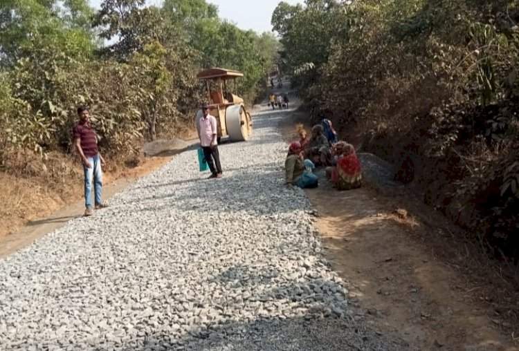 अखेर सिंधुदुर्ग स्वाभिमान संघटनेच्या मागणी नंतर सोनूर्ली तिठा ते आरोस बाजार रस्त्याचे काम सुरू.