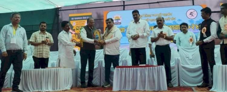 स्थानिक छोट्या छोट्या उद्योगाना पाठबळ देण्यासाठी शासन प्रयत्नशील : पालकमंत्री रवींद्र चव्हाण.  मालवण येथे व्यापारी एकता मेळावा संपन्न; विविध पुस्कारांनी व्यापाऱ्यांचा गौरव.