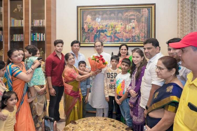 शिवसेना पक्षप्रमुख उद्धव ठाकरे व रश्मी ठाकरे यांचे नाईक कुटुंबियांनी केले स्वागत.