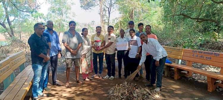 माऊली मित्र मंडळ कणकवली आणि जुना भाजी मार्केट व्यापारी मित्र मित्रमंडळाच्या वतीने ओसरगाव तलाव परिसराची स्वच्छता.