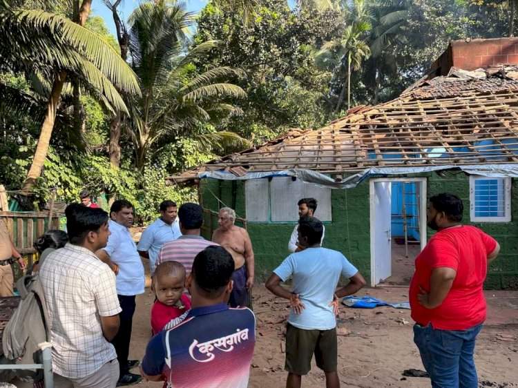 देवबाग येथील रामचंद्र मधुसूदन सामंत यांच्या घराचे आगीमुळे नुकसान; आमदार वैभव नाईक यांनी केली पाहणी.