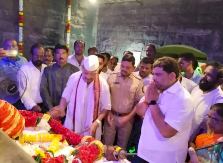 किल्ले सिंधुदुर्गवर आमदार वैभव नाईक यांच्या प्रमुख उपस्थितीत शिवजयंती सोहळा उत्साहात साजरा. छत्रपती शिवाजी महाराजांच्या एकमेव शिवराजेश्वर मंदिराच्या नुतनीकरणानंतर प्रथमच शिवजयंती सोहळा.