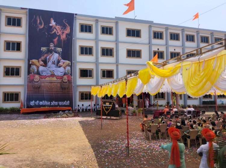 माडखोल व्हि.पी.कॉलेज ऑफ फार्मसी येथे साकारण्यात आला ५५ फुटी शिवफलक.