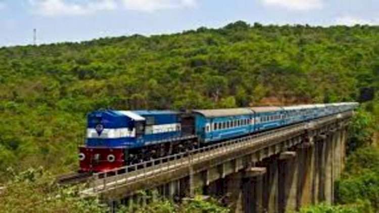 उद्या कोकण रेल्वे मार्गावर सावर्डे ते रत्नागिरी दरम्यान अडीच तासांचा मेगा ब्लॉक.  मंगला एक्स्प्रेससह लांब पल्ल्याच्या दोन एक्स्प्रेस गाड्यांचे वेळापत्रक कोलमडणार.