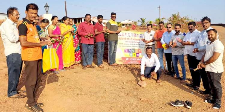 केंद्रीय मंत्री नारायण राणे यांच्या खासदार निधीतून मंजुर झालेल्या कामाचे सरपंचांच्या हस्ते भूमिपूजन.