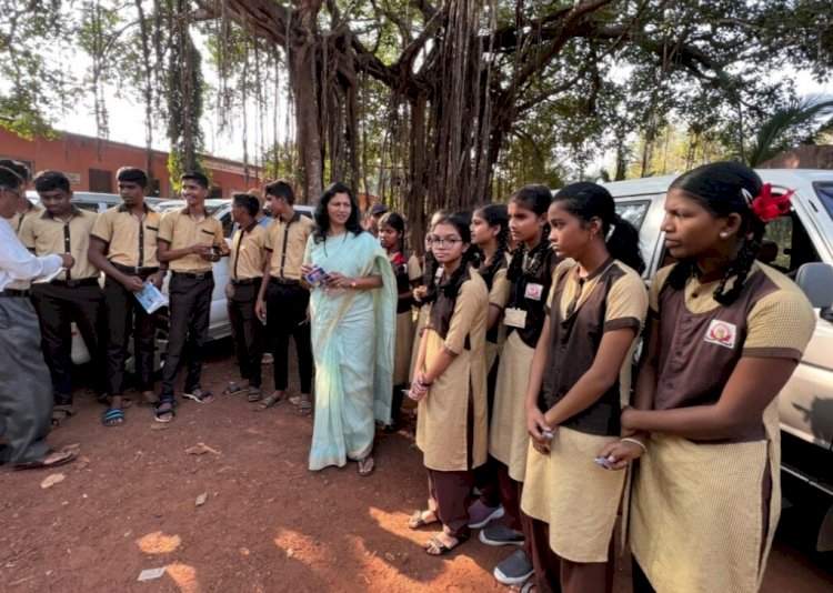 दहावीच्या परिक्षार्थ्यांसाठी अर्चना घारे परब यांच्याकडून परीक्षा केंद्रापर्यंत वाहन व्यवस्था.   वेंगुर्ला, सावंतवाडी, दोडामार्ग तिन्ही तालुक्यात अर्चना फाउंडेशनचा स्तुत्य उपक्रम.