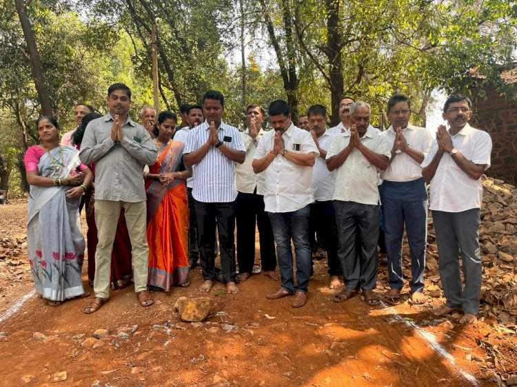 ओसरगाव येथील विविध विकास कामांची माजी जिल्हा परिषद अध्यक्ष गोट्या सावंत यांच्या हस्ते भूमिपूजन.