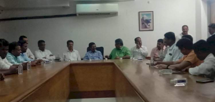 सिंधुदुर्ग जिल्ह्यात काँग्रेस - ठाकरे शिवसेनेची अभेद्य आघाडी.  ओरोस येथे काँग्रेस व शिवसेना पदाधिकाऱ्यांची बैठक संपन्न.