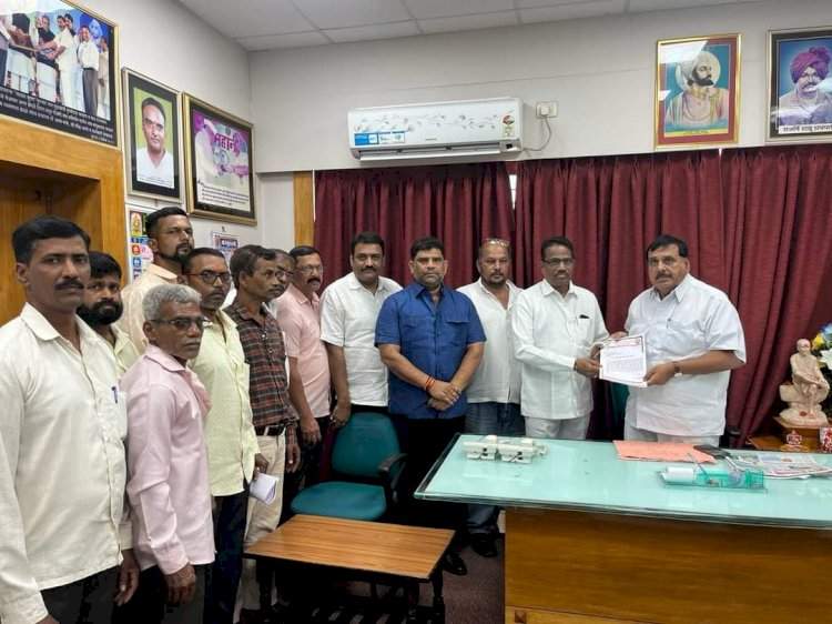 सिंधुदुर्गात १ एप्रिल पासून गायीच्या दुधाचे दर पूर्ववत होणार.  गोकुळचे चेअरमन अरुण डोंगळे यांचे सतीश सावंत,आ. वैभव नाईक यांना आश्वासन.