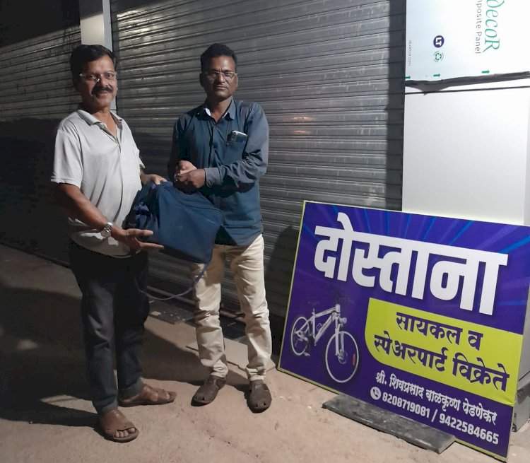 देवगड येथे रस्त्यावर दुचाकी स्वाराची पडलेली बॅग सामाजिक कार्यकर्ते शिवप्रसाद पेडणेकर यांनी केली परत.