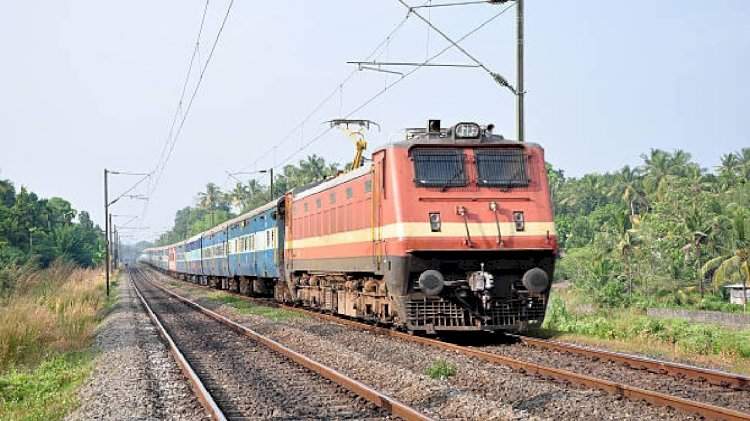 उन्हाळी हंगामासाठी कोकण रेल्वे मार्गावर धावणार साप्ताहिक विशेष गाडी.