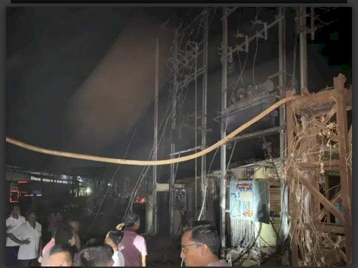 कणकवली रेल्वे स्टेशननाजिक वीज वितरणच्या ट्रान्सफॉर्मरचा स्फोट.  परिसरातील वीज ग्राहकांचे लाखोंचे नुकसान.