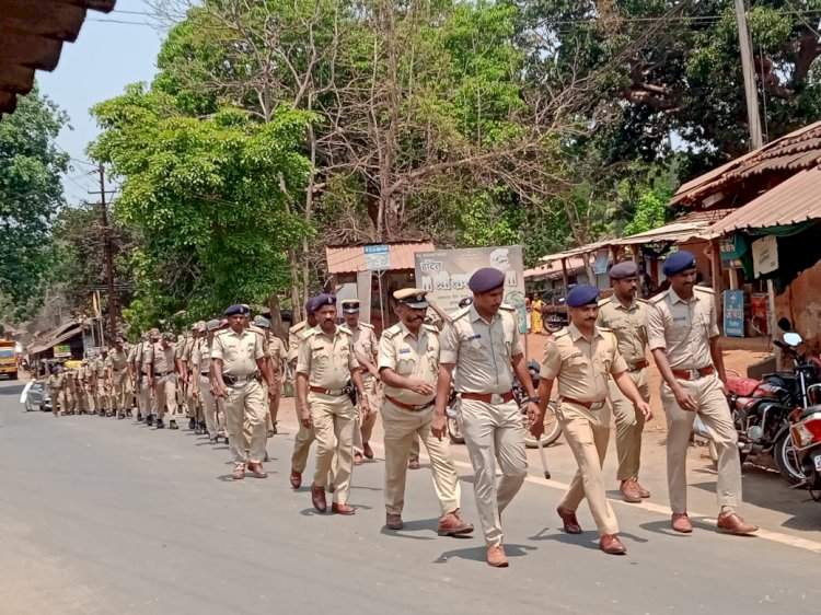 निवडणूकीच्या पार्श्वभूमीवर परुळे बाजारपेठत पोलीसांचे संचलन.