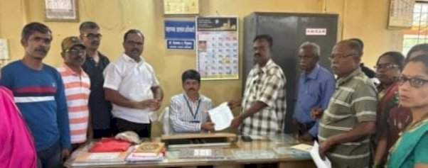 कोनशी ग्रामस्थांचे दूषित पाण्यासंदर्भात गट विकास अधिकाऱ्यांना निवेदन.