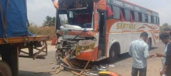 बांदा येथे मालवाहू ट्रकची खाजगी बसला धडक; चौघे जखमी.