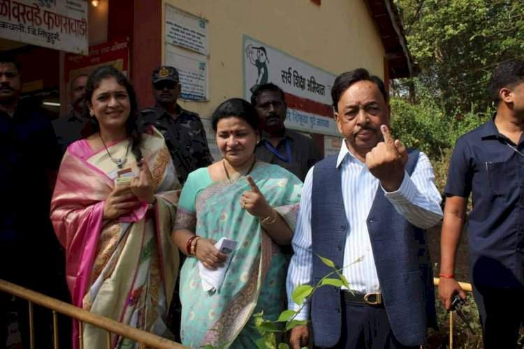 नाम.नारायण राणे यांनी कुटुंबीयांसोबत बजावला मतदानाचा हक्क.