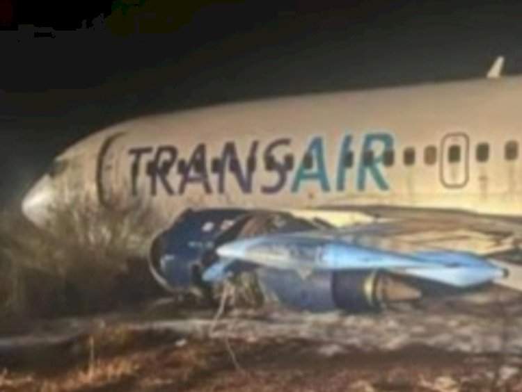 सेनेगलमध्ये मोठा विमान अपघात.   बोईंग विमान धावपट्टीवरून घसरल्याने विमानाला लागली आग; १० प्रवाशी जखमी.