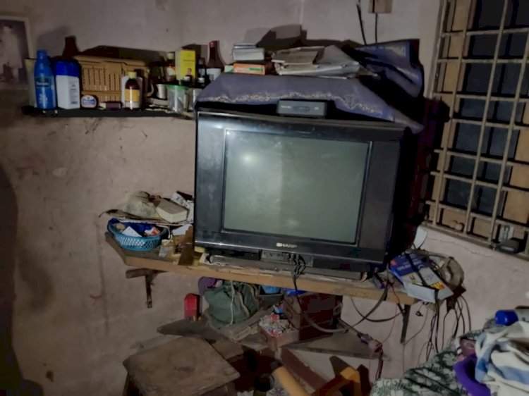 परुळेत नारळाच्या झाडावर कोसळली वीज.   विजेच्या प्रभावामुळे घरातील वीज उपकरणे जळून मोठे नुकसान.