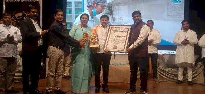 चिपळूणमधील वाशिष्ठी मिल्क अ‍ॅण्ड मिल्क प्रॉडक्ट्स प्रा.लि. चा सन्मान.  वाशिष्ठी डेअरीचे चेअरमन प्रशांत यादव आणि मुख्य प्रवर्तक सौ.स्वप्ना यादव यांनी स्वीकारला सन्मान.