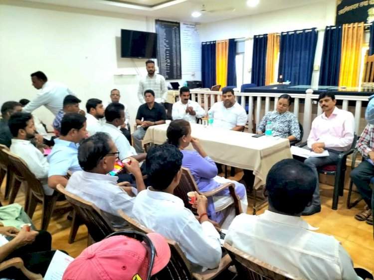 महसूल विभागाच्या रेंगाळलेल्या कामाबाबत आ.वैभव नाईक यांनी कुडाळ तहसीलदार यांना सुनावले खडेबोल.