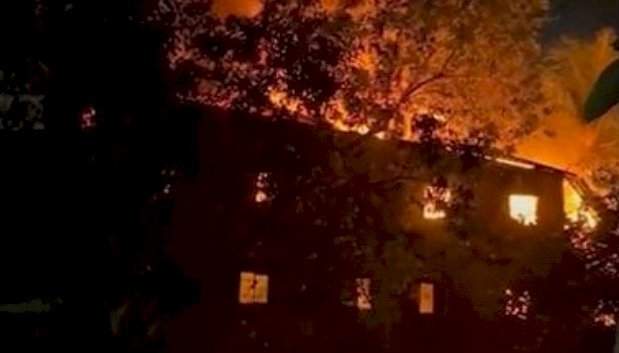 मुंबईच्या धारावी परिसरात भीषण आग; ६ जण होरपळले.