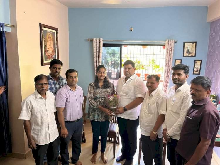 दहावी व बारावी परीक्षेत जिल्ह्यात प्रथम आलेल्या कुडाळ तालुक्यातील विद्यार्थ्यांचे आ.वैभव नाईक यांनी केले अभिनंदन.