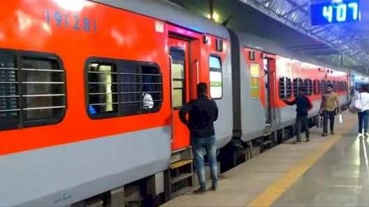 कोकण रेल्वे मार्गे धावणाऱ्या उधना-मंगळूरू एक्सप्रेसला आजपासून अतिरिक्त डबा जोडणार.