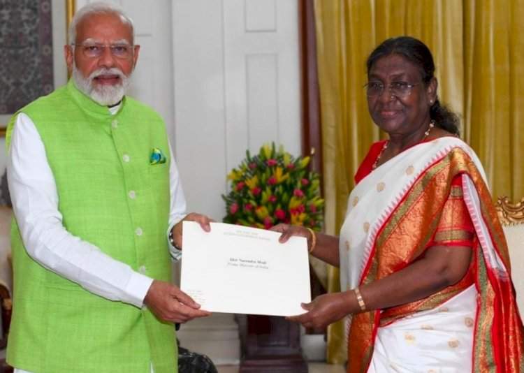 नरेंद्र मोदींनी राष्ट्रपती द्रौपदी मुर्मू यांच्याकडे पंतप्रधानपदाचा राजीनामा दिला.  राष्ट्रपतींकडून राजीनामा मंजूर.