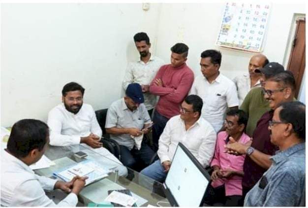 भाजीपाला व फळ विक्रेत्यांना वटपौर्णिमेपर्यंत रस्त्याच्या बाजूला बसण्याची परवानगी द्यावी.   विशाल परब यांनी केली मुख्याधिकाऱ्यांकडे मागणी.