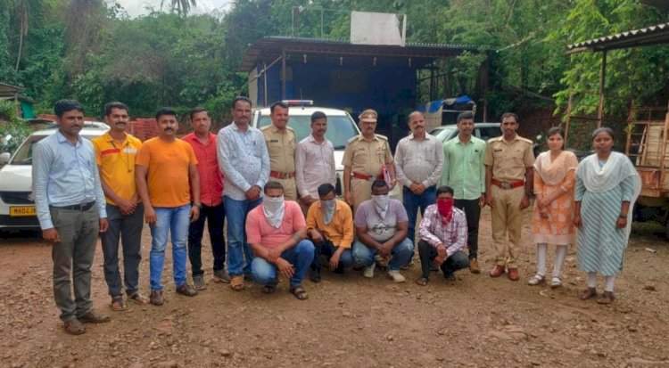 बिबट्याच्या नखांची तस्करी करणाऱ्या चौघांना वनविभागाच्या पथकाने ठोकल्या बेड्या.